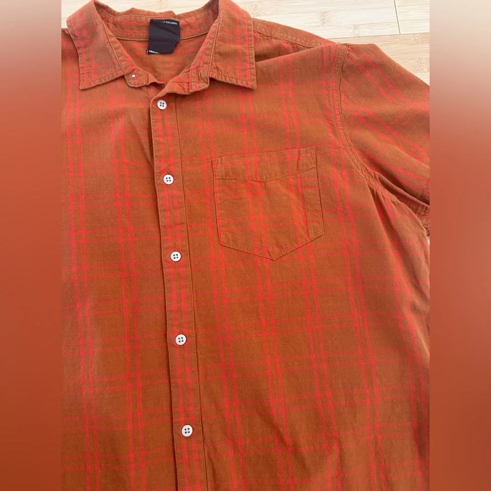 The North Face men's orange and brown plaid short-sleeve button-down shirt. XL